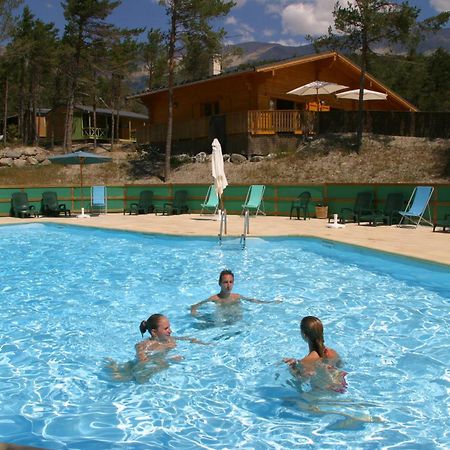 Parc Residentiel De Loisir : Le Loup Blanc Du Riou Hotel Barcelonnette Exterior photo