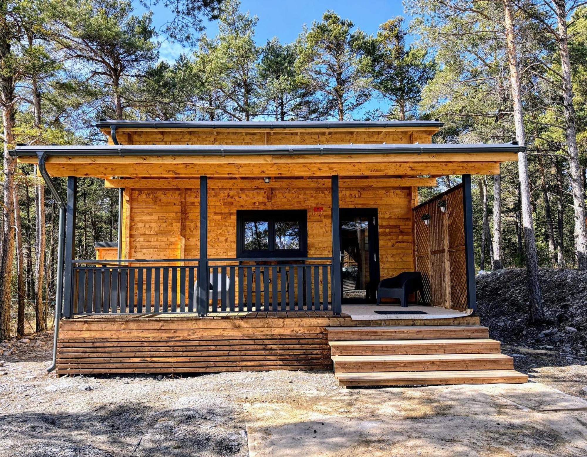 Parc Residentiel De Loisir : Le Loup Blanc Du Riou Hotel Barcelonnette Exterior photo